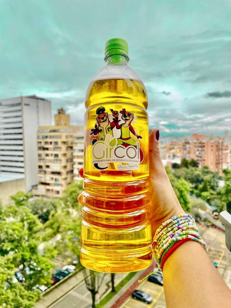 Botella de aceite de cocina usado lista para reciclar