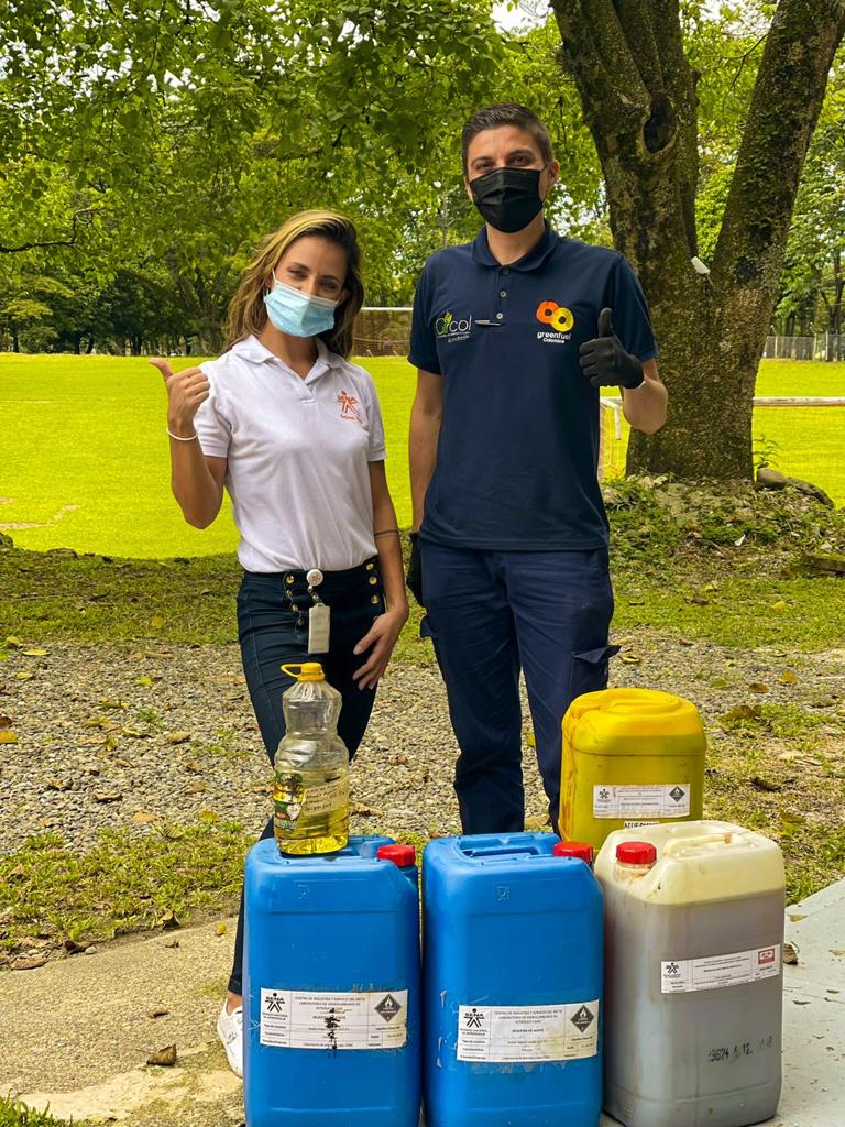 Equipo GIRCOL recolectando aceite de cocina usado
